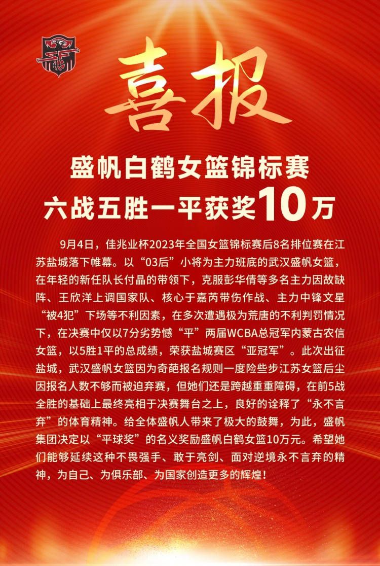 拿起一根儿翠绿的黄瓜：你看人家这个黄瓜长的，又大又长，你看着前头的小黄花，新鲜的不行，而且还很干净，跟刚洗过似的。